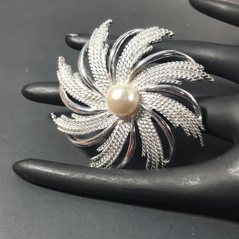 Vintage silver tone Sarah Coventry spiral pinwheel brooch pin pearl
